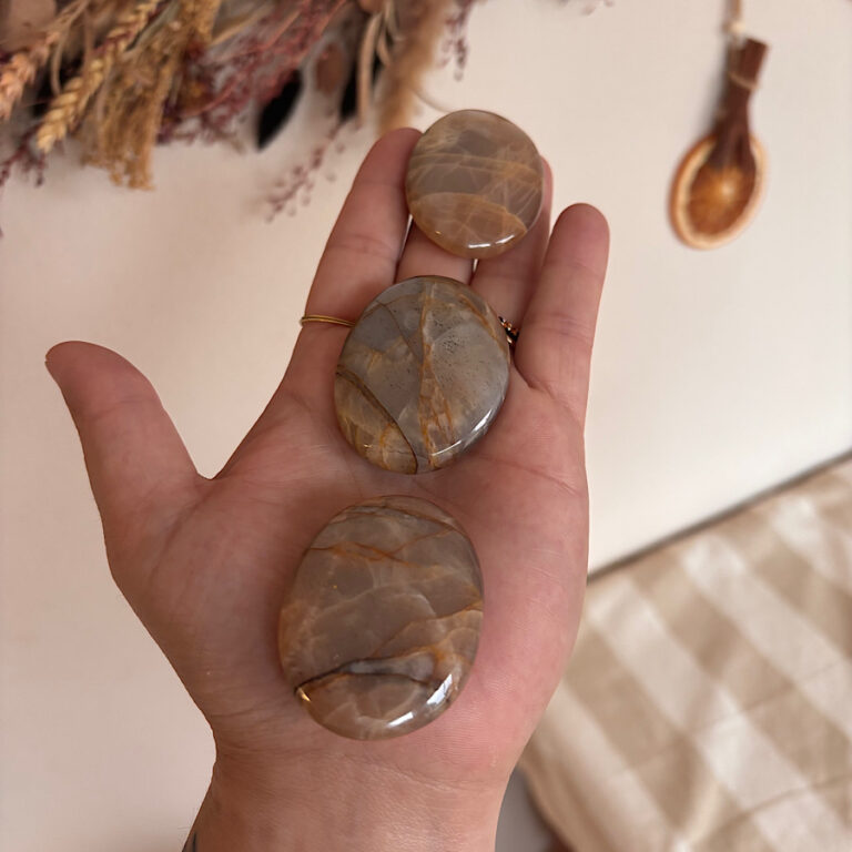 Roze maansteen handsteen