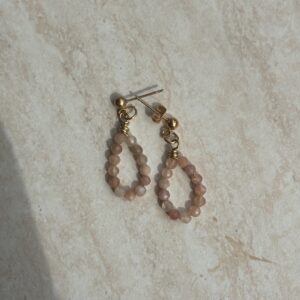 Druppel oorbel maansteen