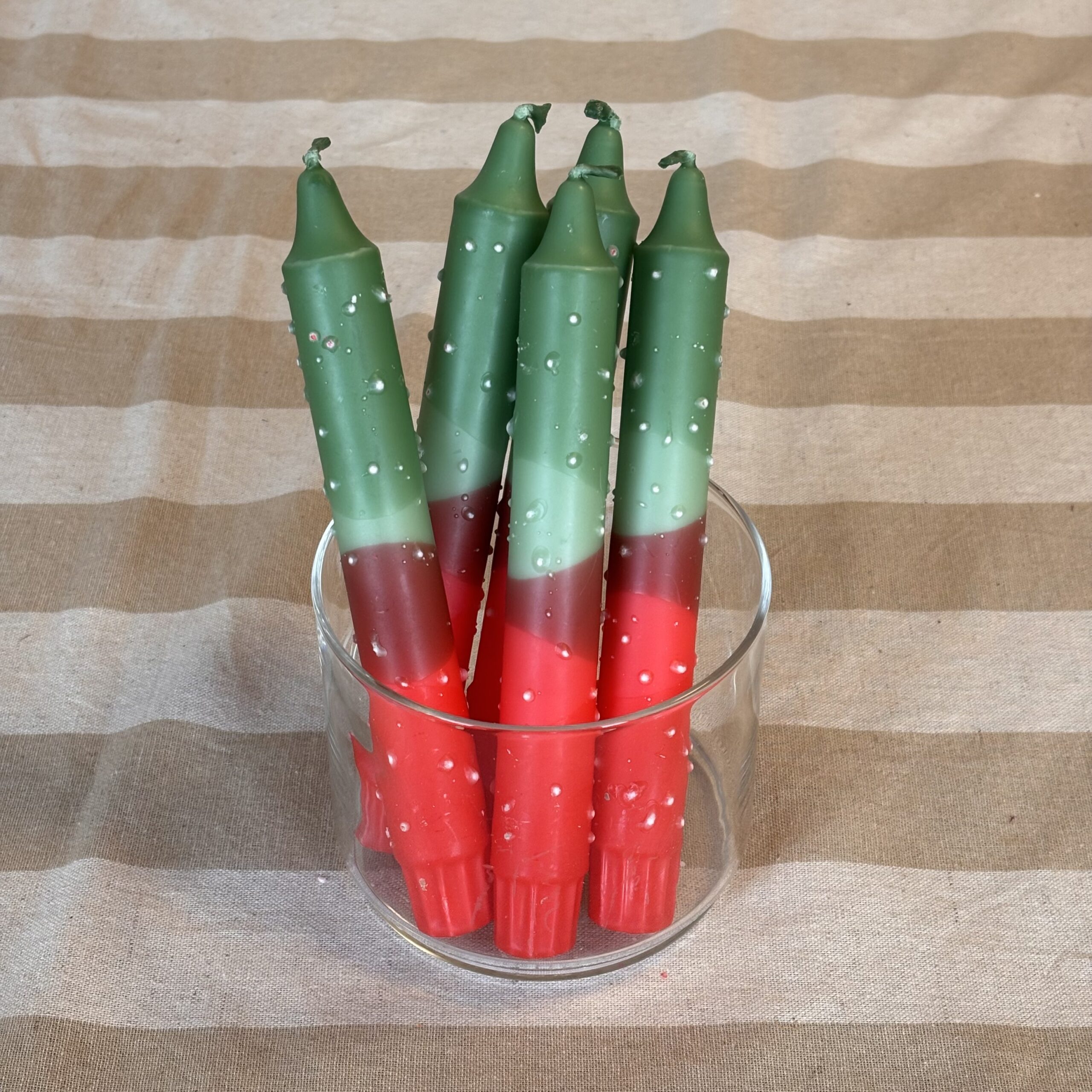 Dinerkaars rood/groen met sneeuw